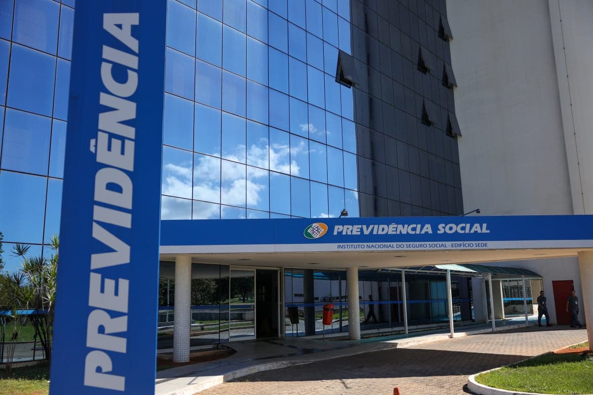 INSS nutzt KI zur Bewilligung der Hälfte der Renten und plant Ausschreibung für 9.000 Bedienstete